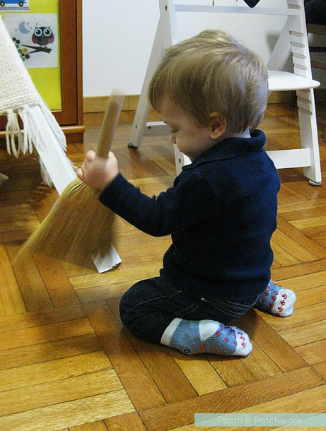8 Cheap & (almost) No-Prep Toddler Activities - 12 to 18 months | Sweeping